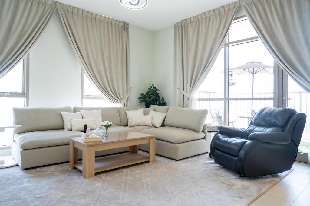Upscale 2BR apartment with a complete view of the sea on Al Reem Island photo 4