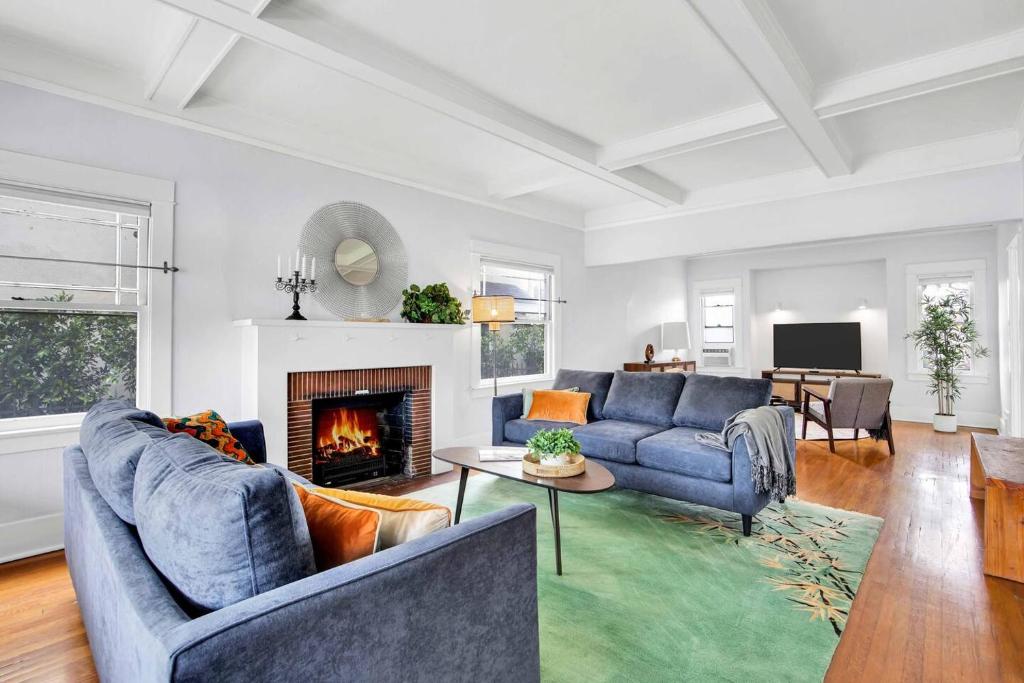 Classic Home Near Downtown & Hollywood - Tap to explore photos
