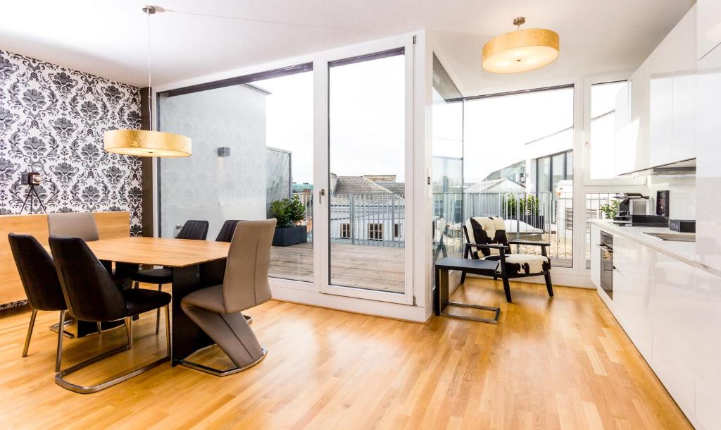 Апартаменты (Просторные апартаменты с 3 спальнями и террасой), Abieshomes Serviced Apartment - Votivpark