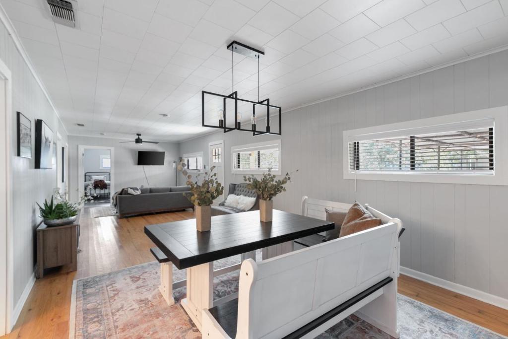Altes Eckert Stolz 3 Bedroom Home by RedAwning image