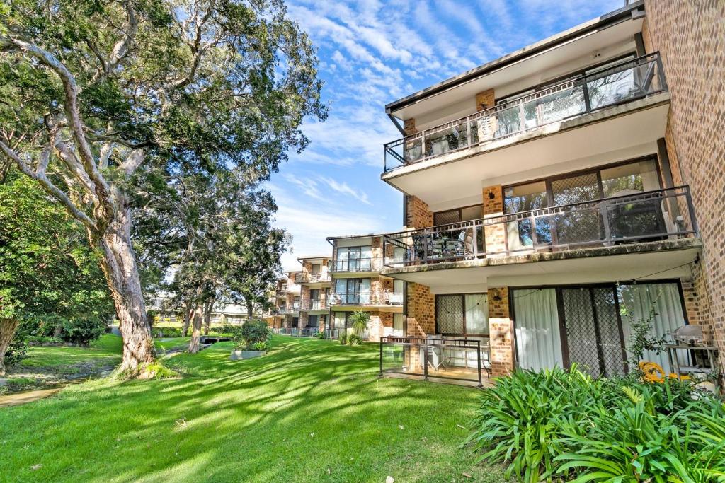 'Bay Parklands' Close to Waters Edge photo 4