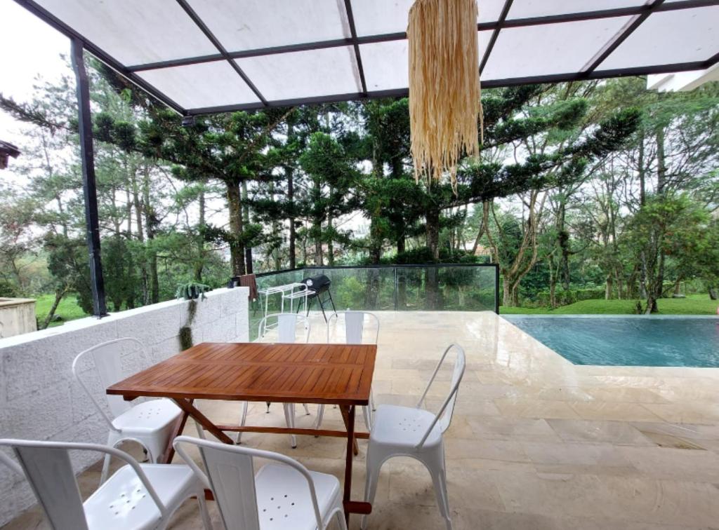 Villa kota bunga puncak bogor with pool & biliard photo 2