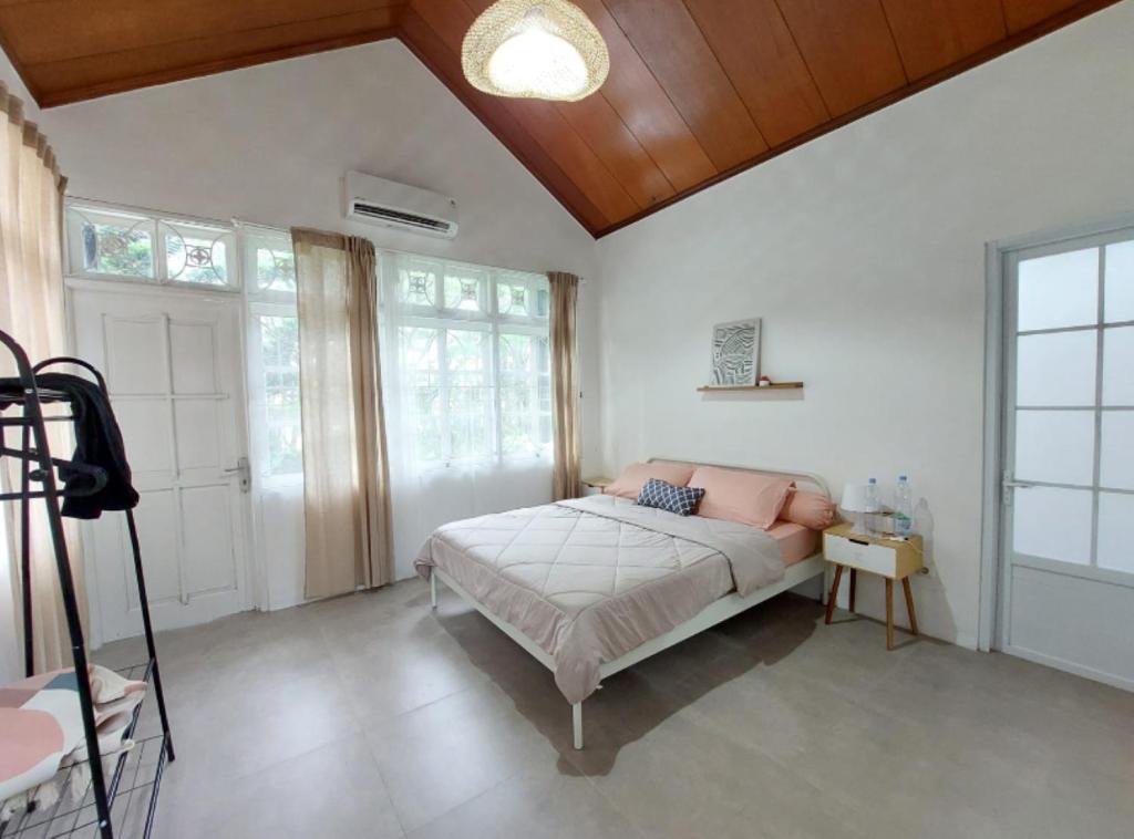 Villa kota bunga puncak bogor with pool & biliard photo 3