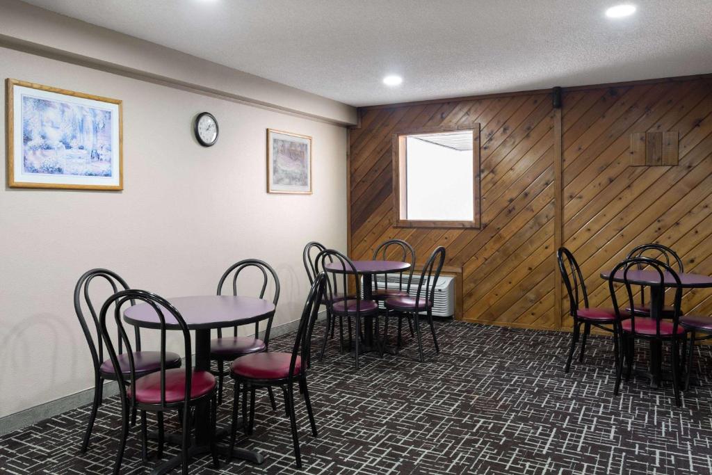 Super 8 by Wyndham Dyersville near Field of Dreams image