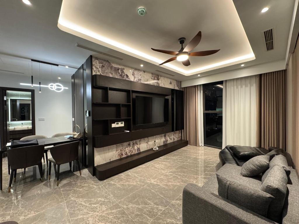 The Gloria by Silk Path Service Apartment