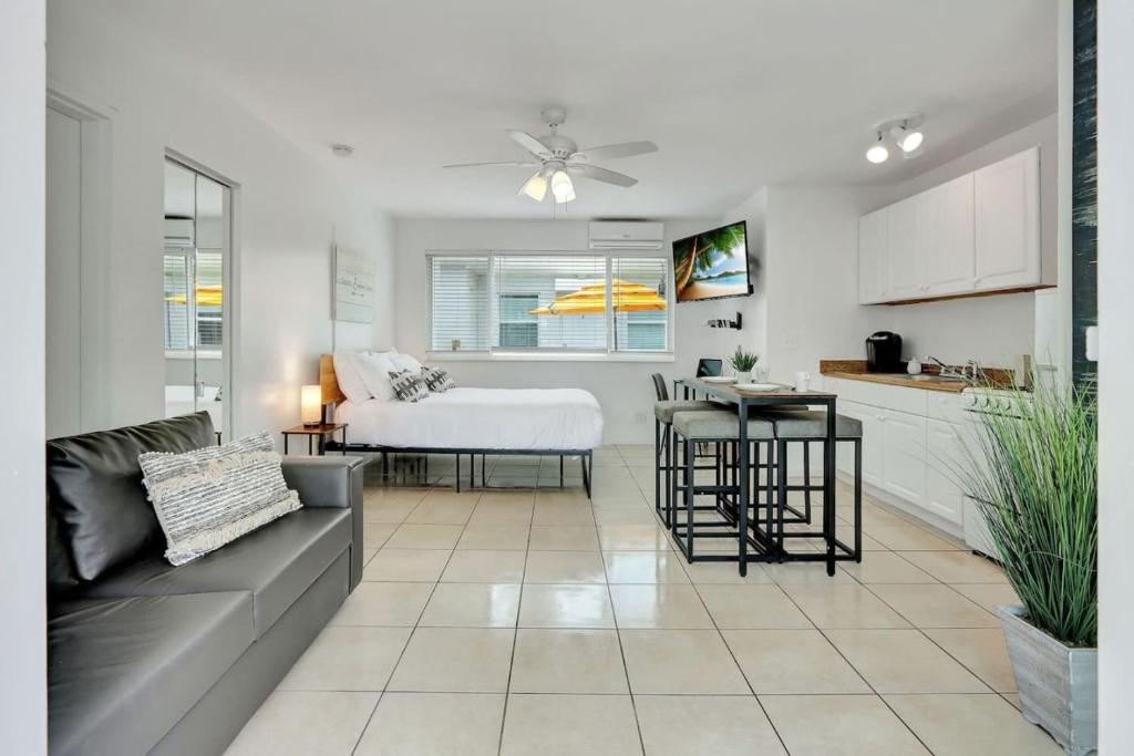 Sunlit Studio Escape Hollywood Haven, sleeps 4