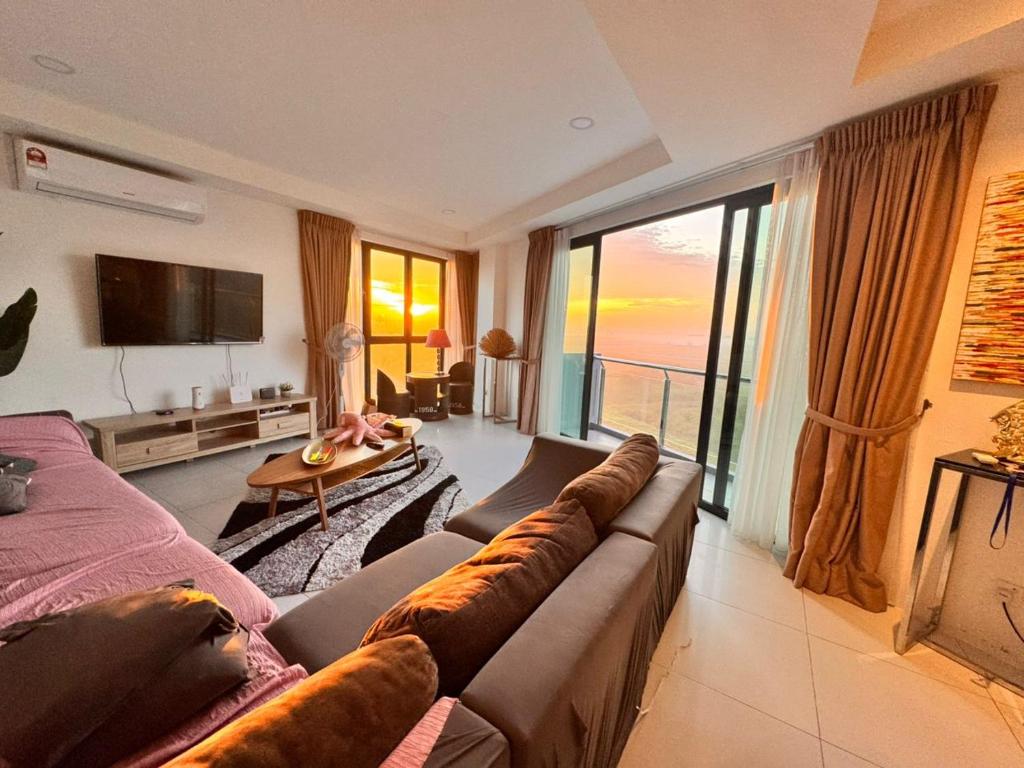 24'HR CHECK IN H'FLOOR SARADISE MERRITON RESIDENCY KUCHING LUXURY BALCONY FACING AIRPORT 3R2B-2Cpark, Kuching