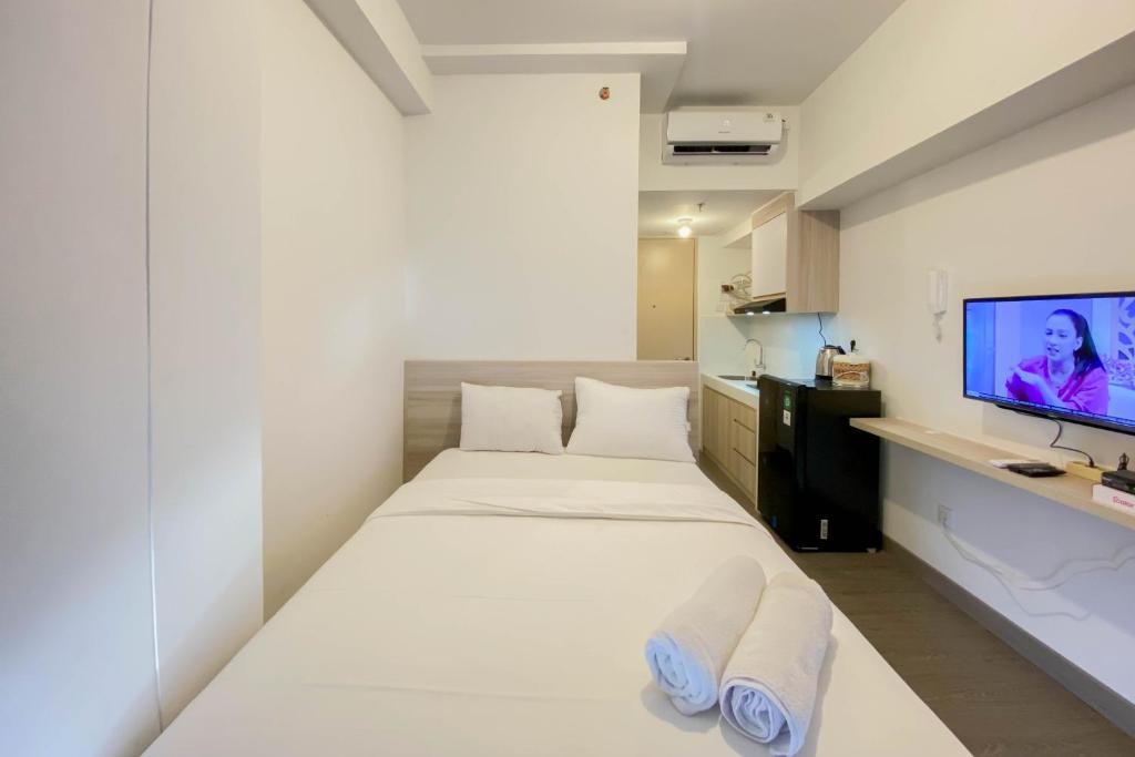 Warm and Homey Studio Tokyo Riverside PIK 2 Apartment By Travelio