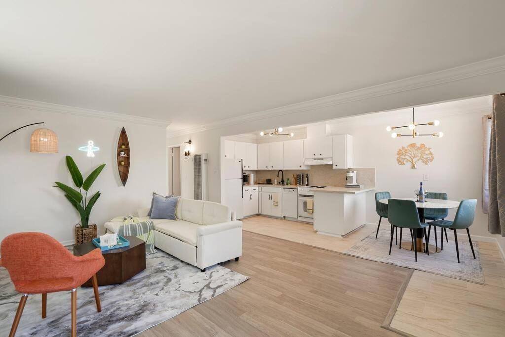 Charming 2Bedroom 1Bathroom with Breathtaking Mountain, Sunset and Ocean Views image