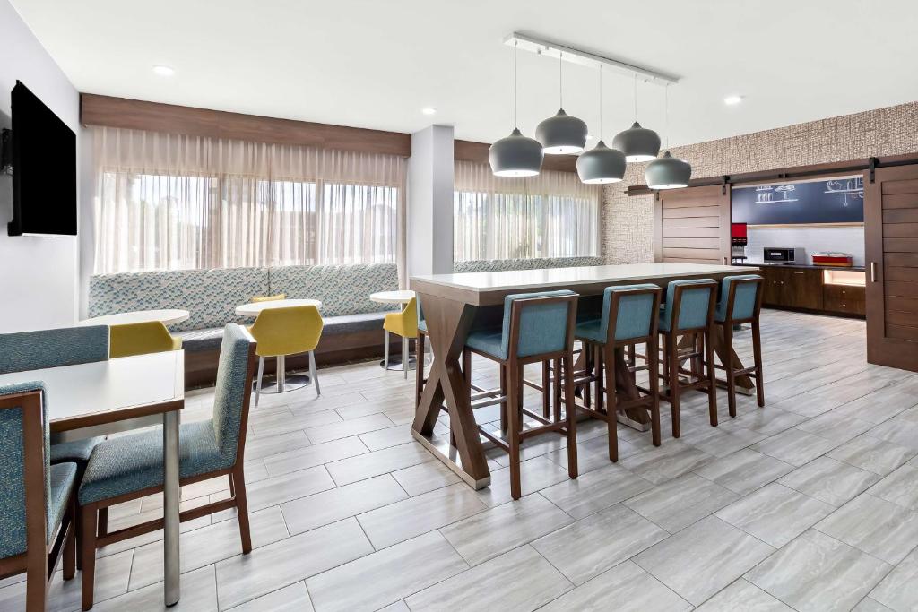 Hampton Inn Washington image