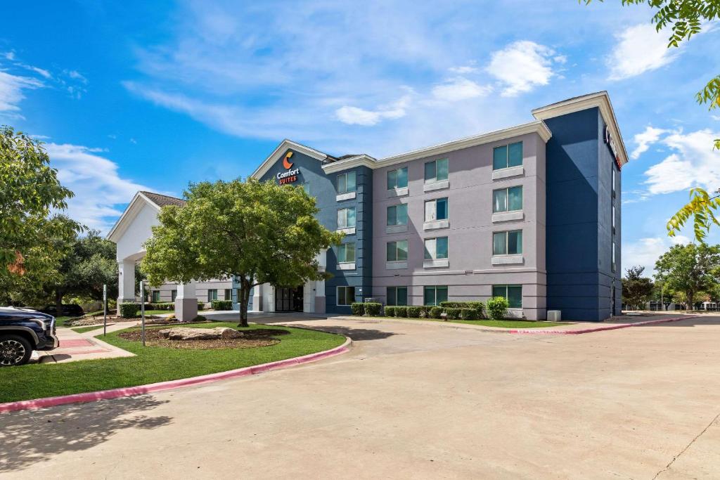 Comfort Suites Austin Airport image