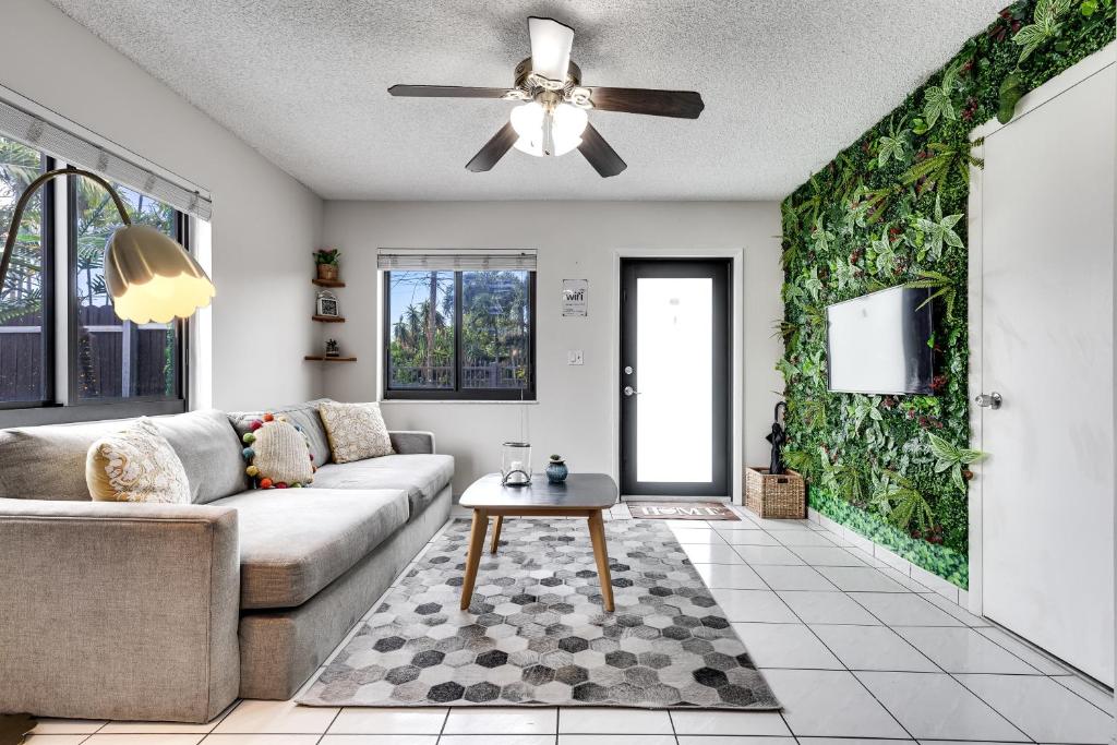 New 2Bedroom 2Bath House with Private Backyard & Jacuzzi image