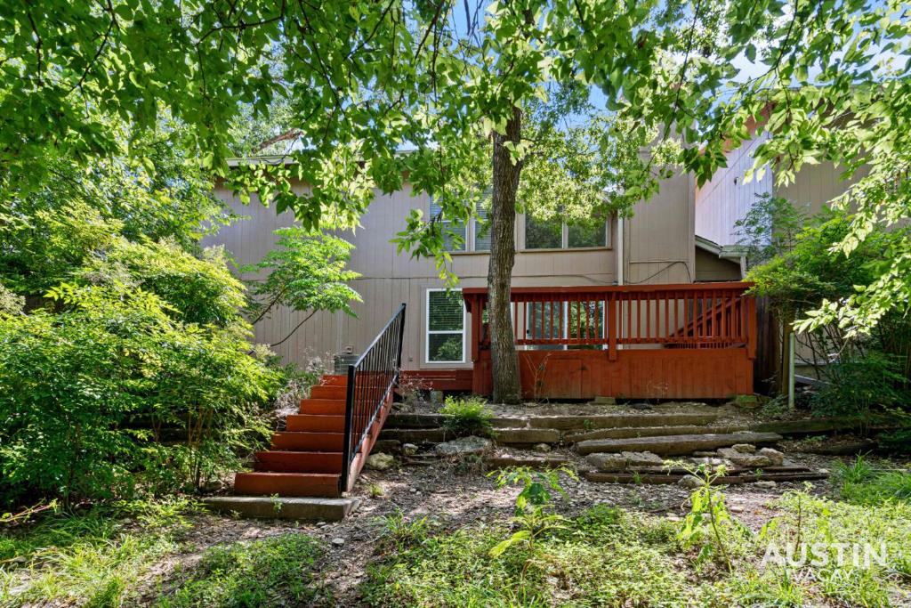 Spacious ATX Apt with Private Deck and All Essentials