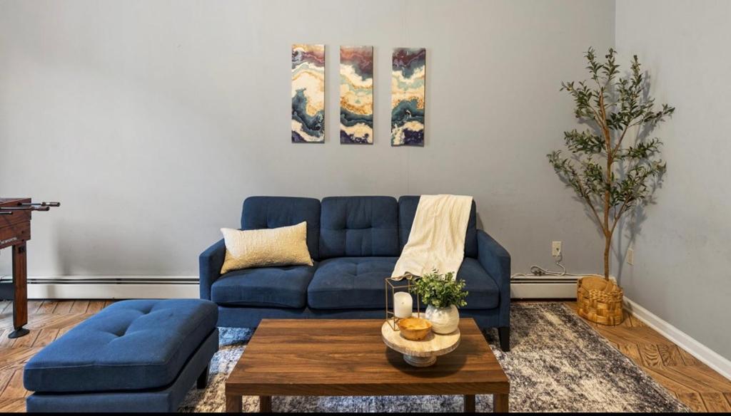 Cozy up with me! Longer stays! Free parking image