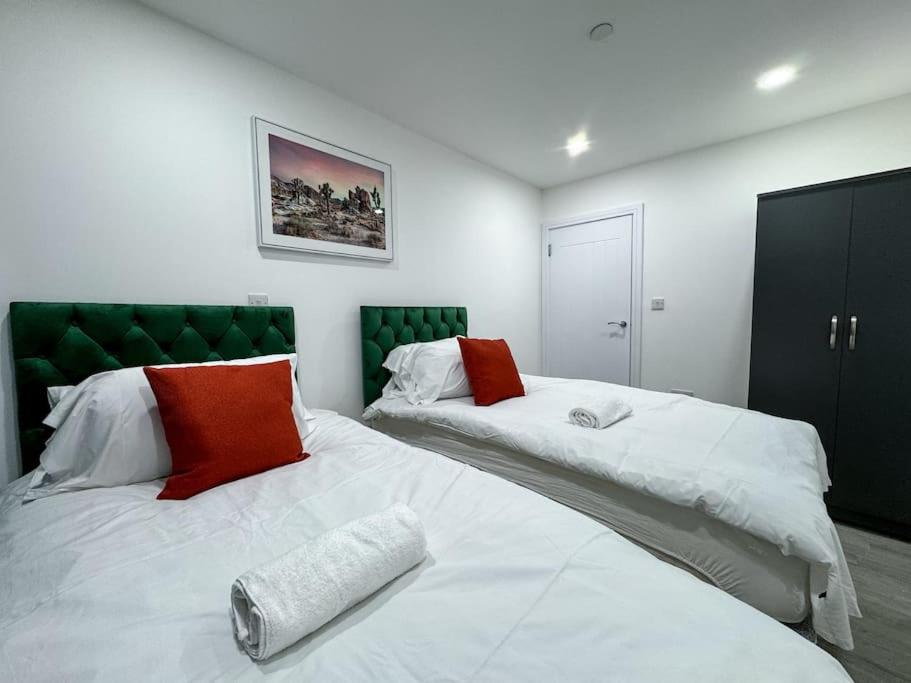 Spacious City Centre 2 Bedroom Flat with Hot Tub - Tap to explore photos