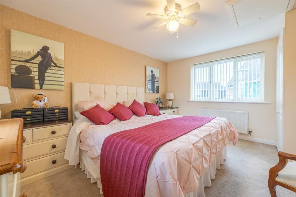 Charming Essex Hideaway - Tap to explore photos