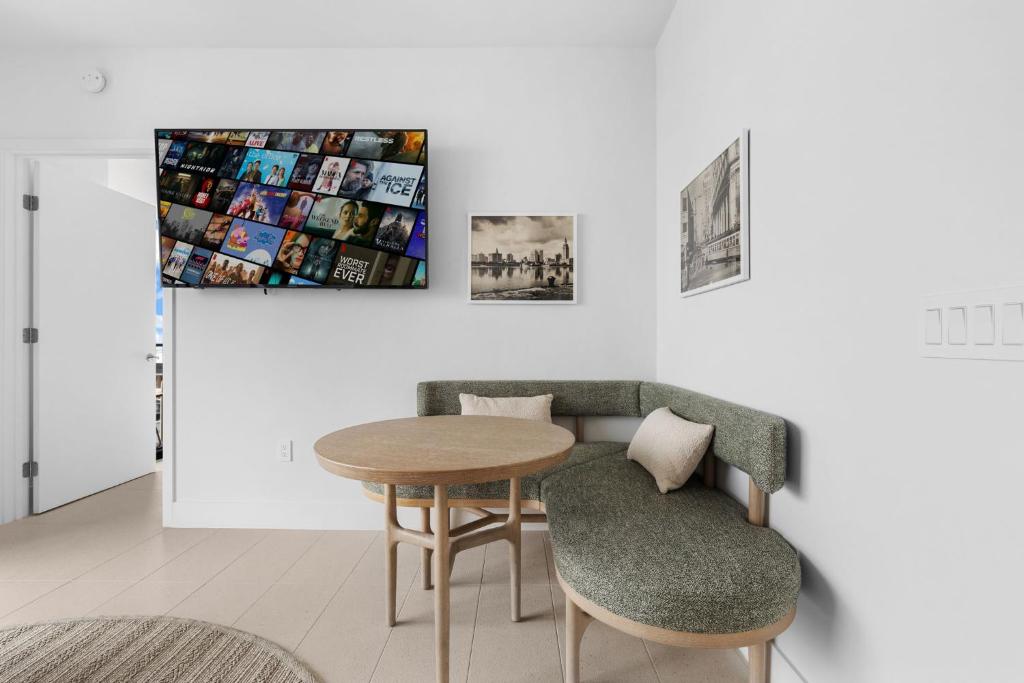 Luxury Panoramic Views - The Ultimate Downtown Getaway - Tap to explore photos