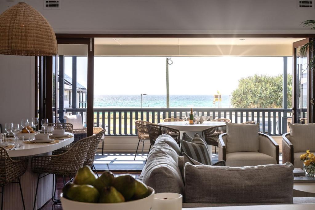 Bilinga Beach House - Tap to explore photos