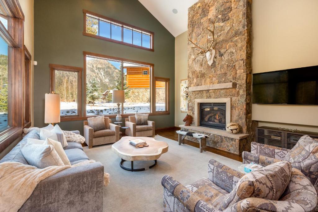 555 Independence Road by Summit County Mountain Retreats image