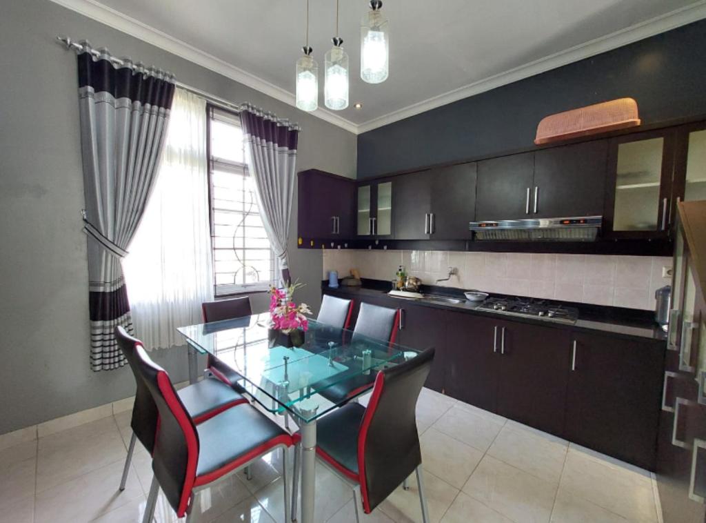 Villa puncak bogor at kota bunga with privat pool photo 1