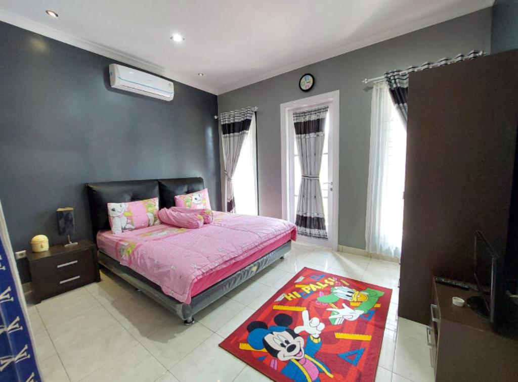 Villa puncak bogor at kota bunga with privat pool photo 2
