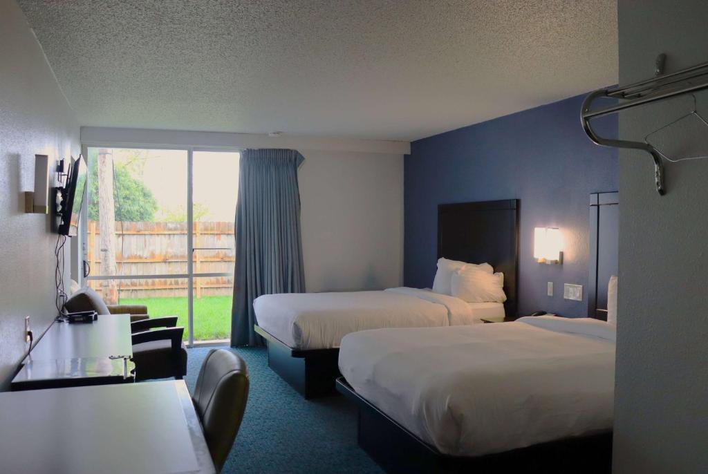 Travelodge by Wyndham Milwaukee image