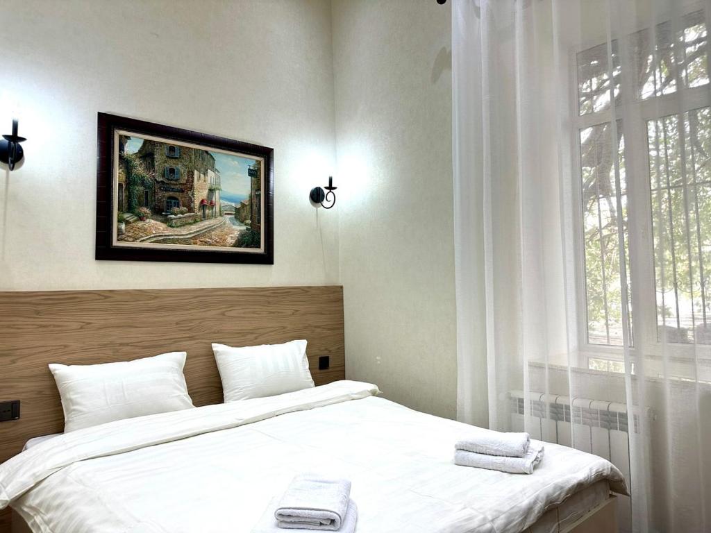Stylish Urban Apt at the center photo 3