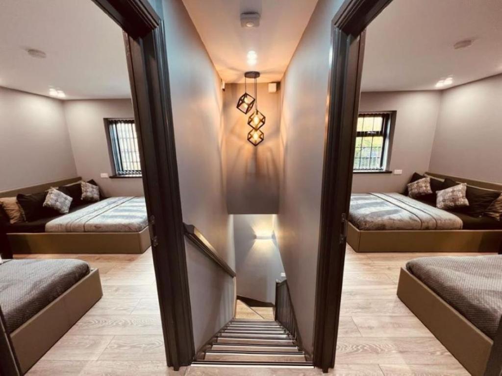Urban Escape 4BedRoom House- With Free private Parking - Birmingham City, Wolverhampton