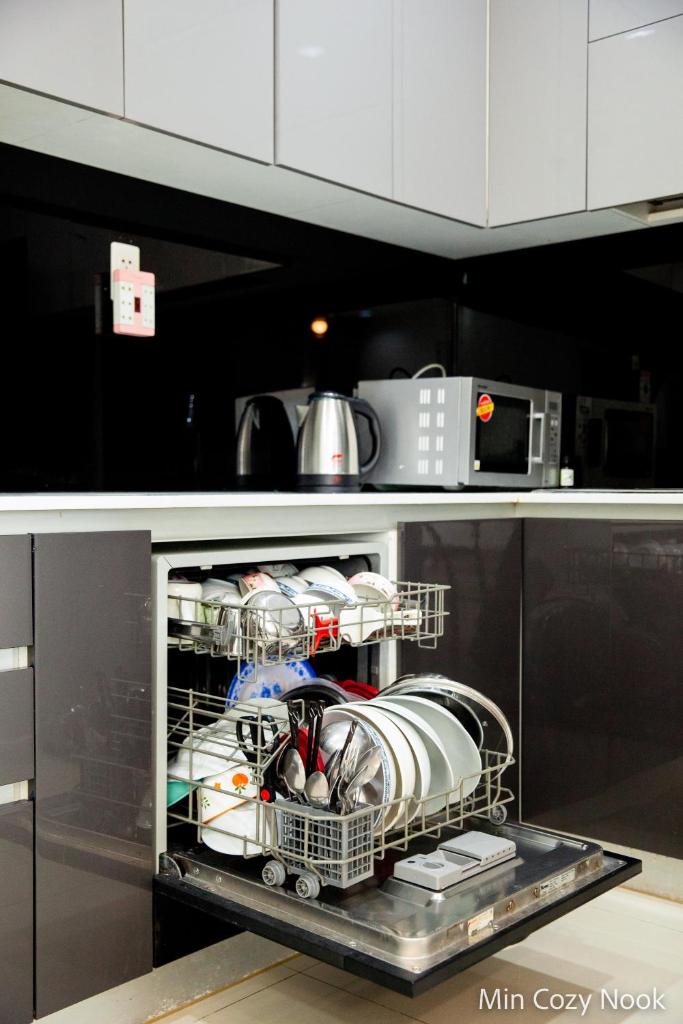 Min Cozy Nook Monarchy - 2BR luxury riverview