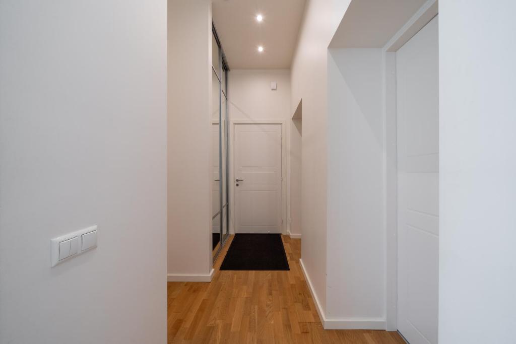Bright 3-Bedroom Apartment with Free Parking - Barona Street, Riga