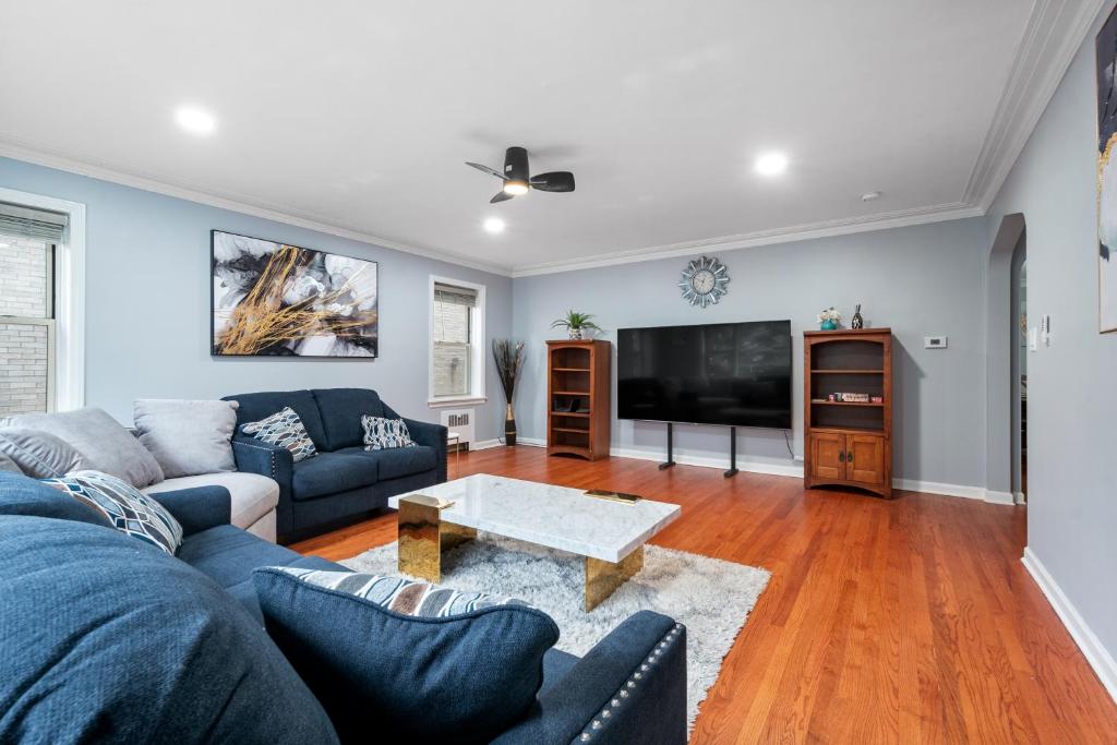 Chic & Spacious 3-Bedroom Condo-Just 10 Minutes from Downtown Chicago image