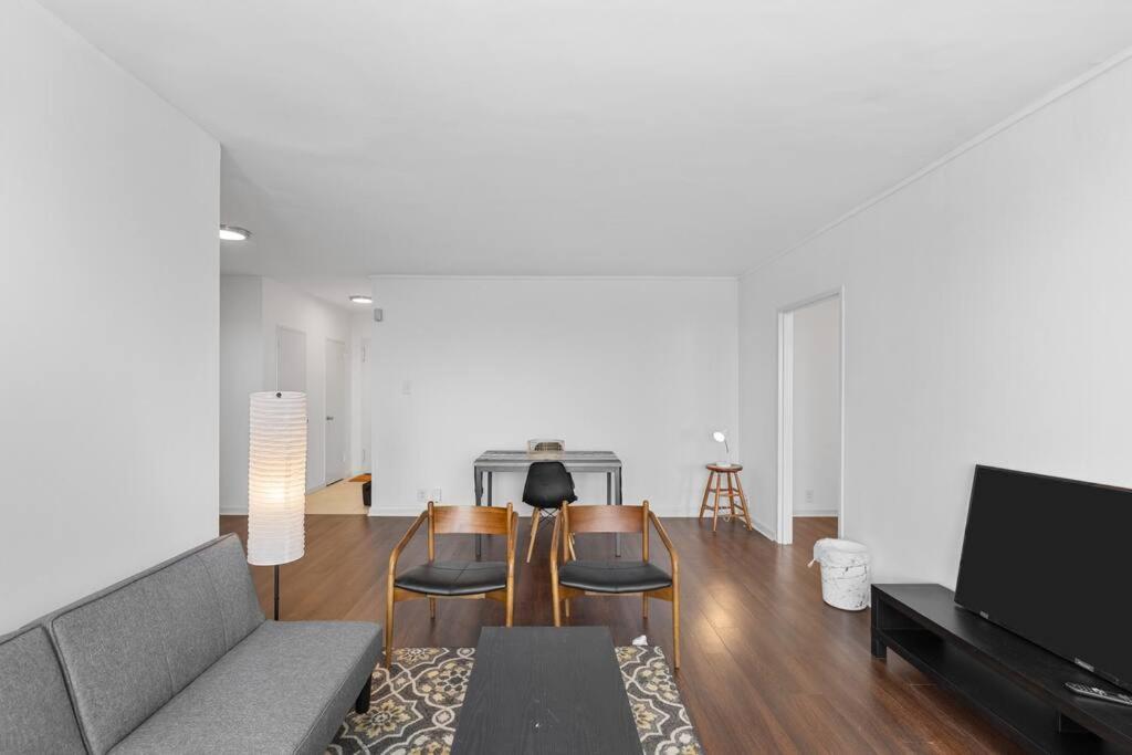 St Louis Gem Cozy 1BR with Balcony & Top Amenities image