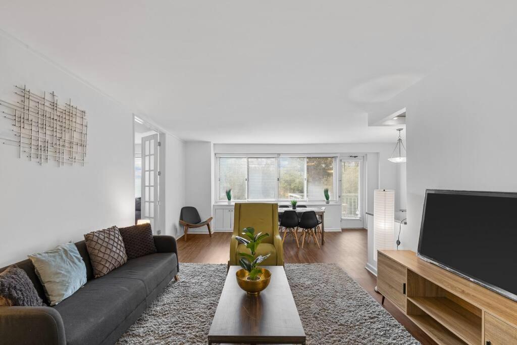 Discover St Louis Modern 3BR with Top Amenities image