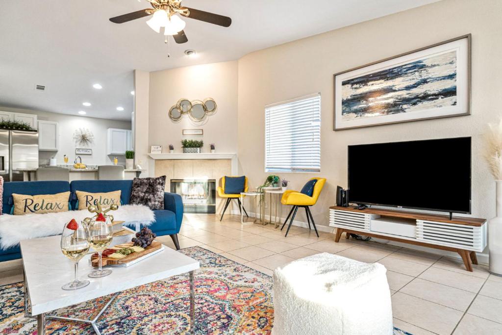 Beautiful 4BR Retreat Pool & Gameroom - Tap to explore photos