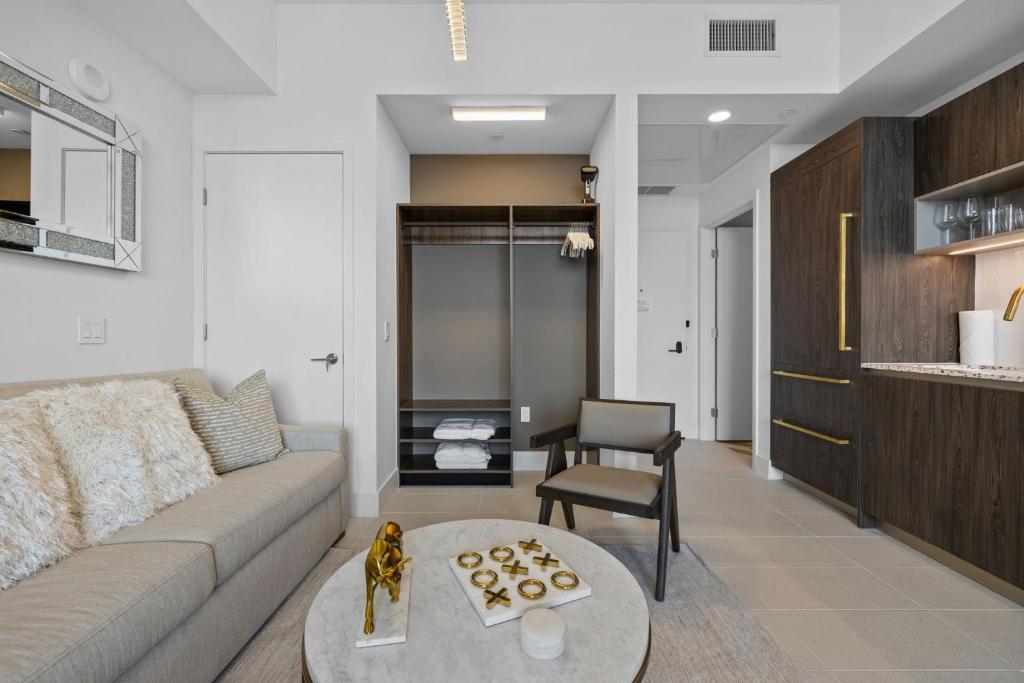 PH 49 Floor Luxury Studio w Free Parking - Tap to explore photos