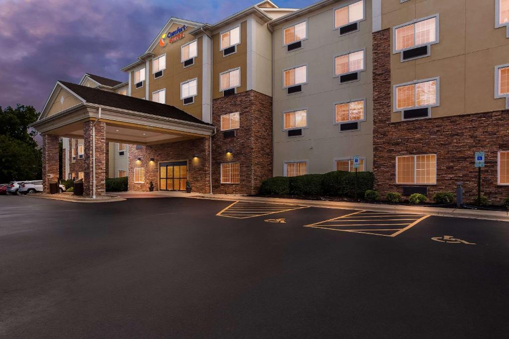 Comfort Suites Grayslake near Libertyville North image