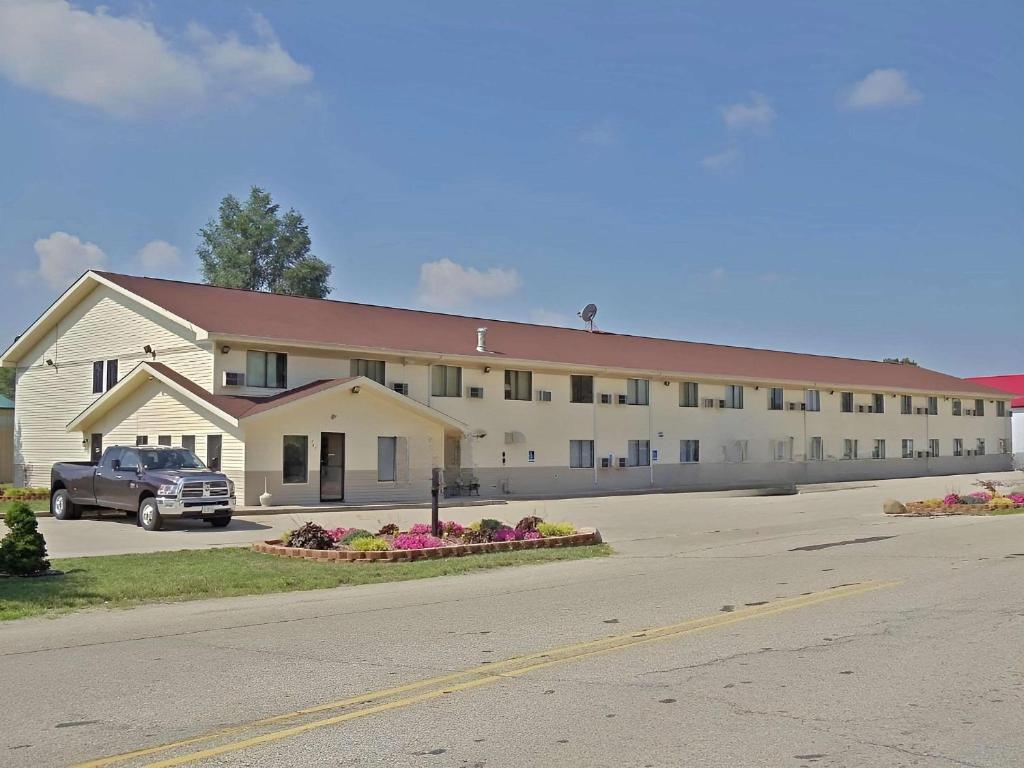 Elkhart Inn and Suites image