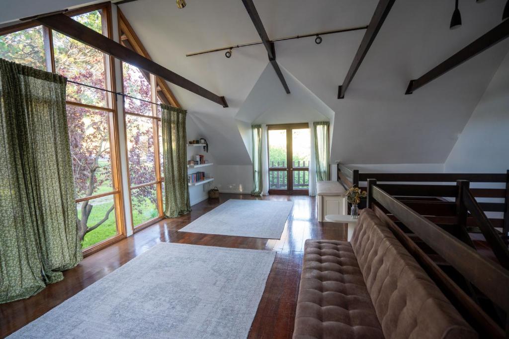 Spacious 5 bedroom Country Home photo 1