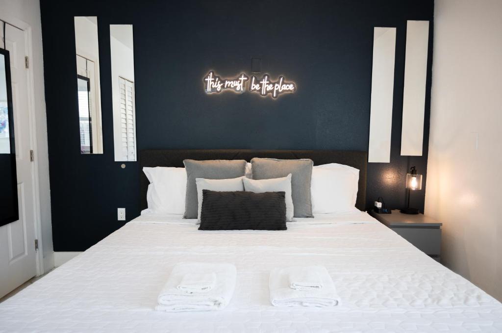 Cozy Central Stay Airport, KingBed, Fenced Parking - Little Havana Near Airport, Wynwood, Calle 8 Brickell, Coral Gables and more image