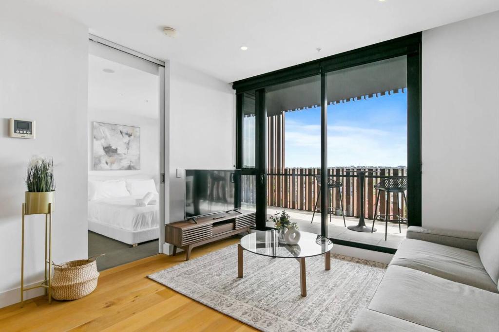 Central Charm Located in the Heart of Ivanhoe