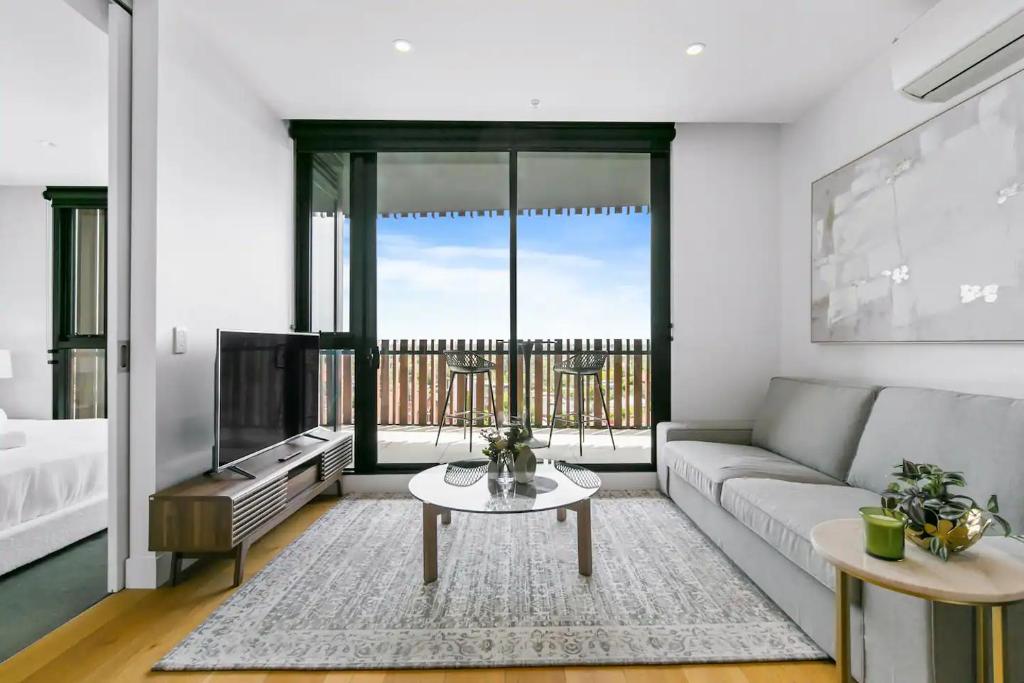 Central Charm Located in the Heart of Ivanhoe photo 2