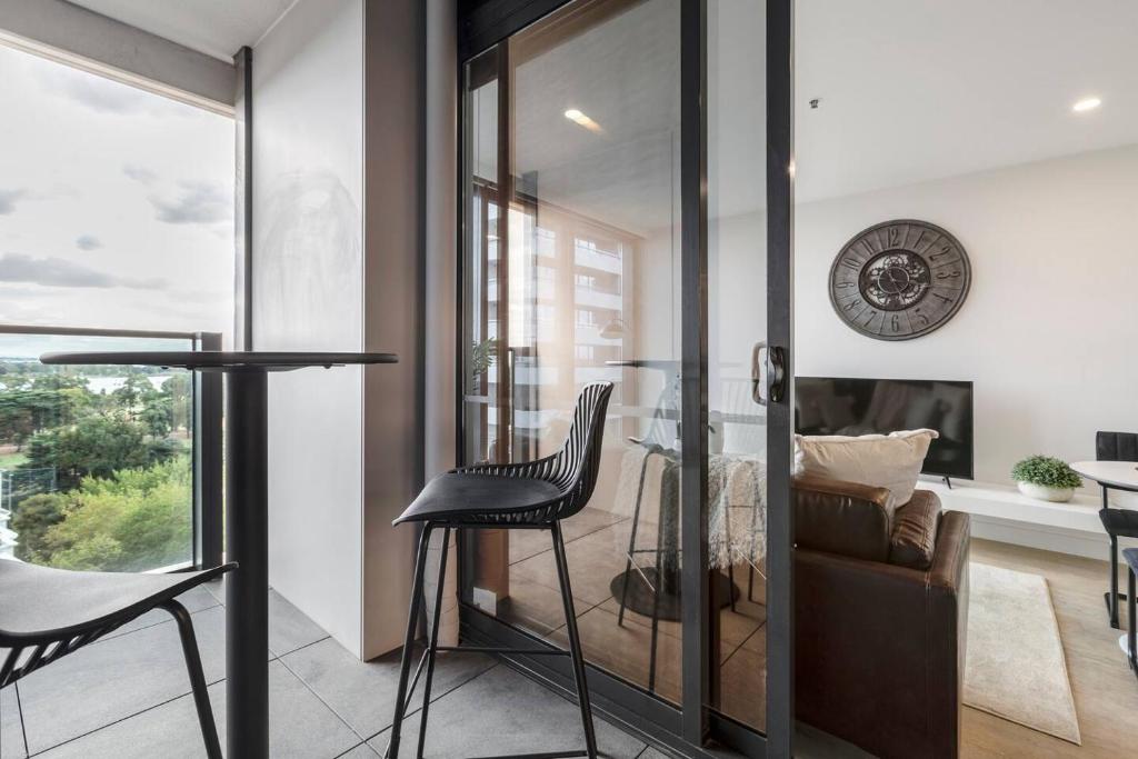 Historic Elegance in Boutique Apt on St Kilda Rd photo 4