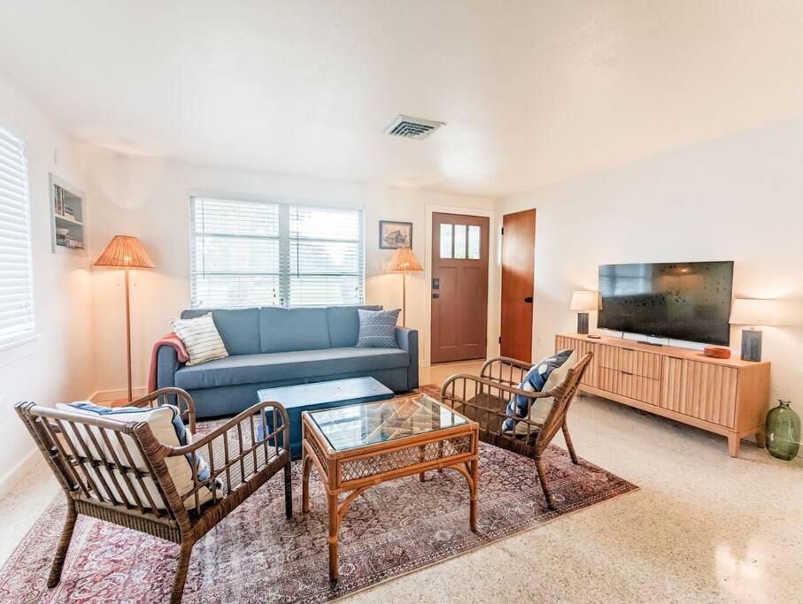 Downtown Mid-Century Bungalow image