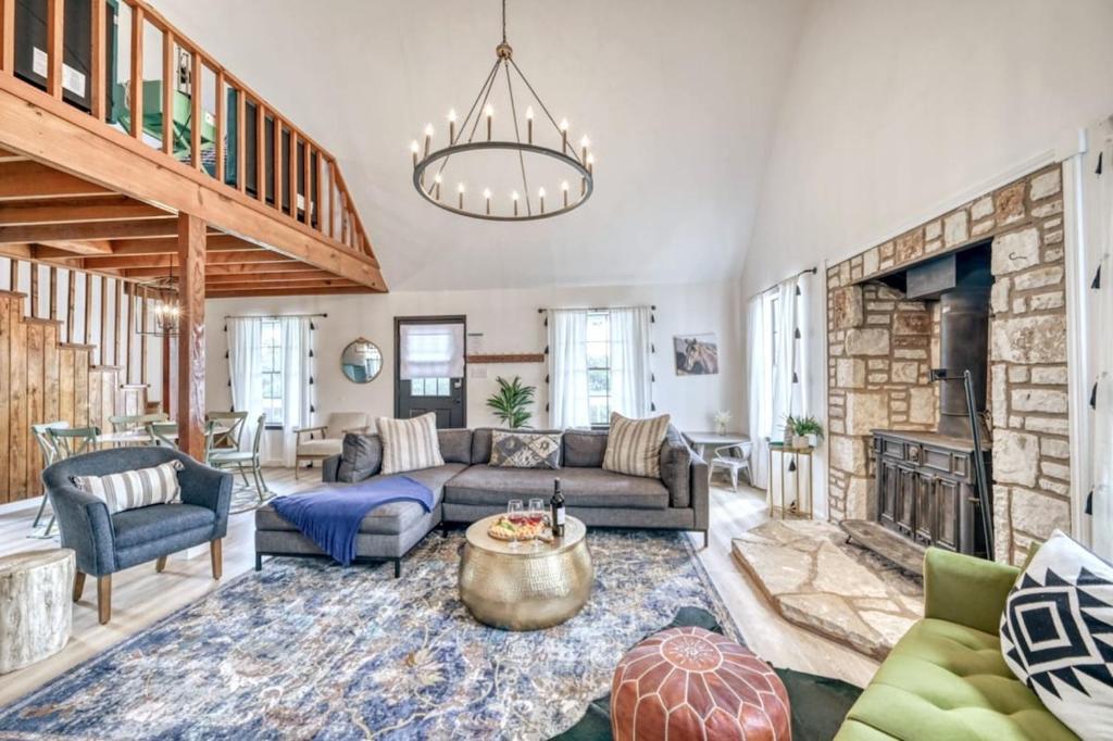 Sunday Circle - Hot Tub & Hill Country Wine Trail image