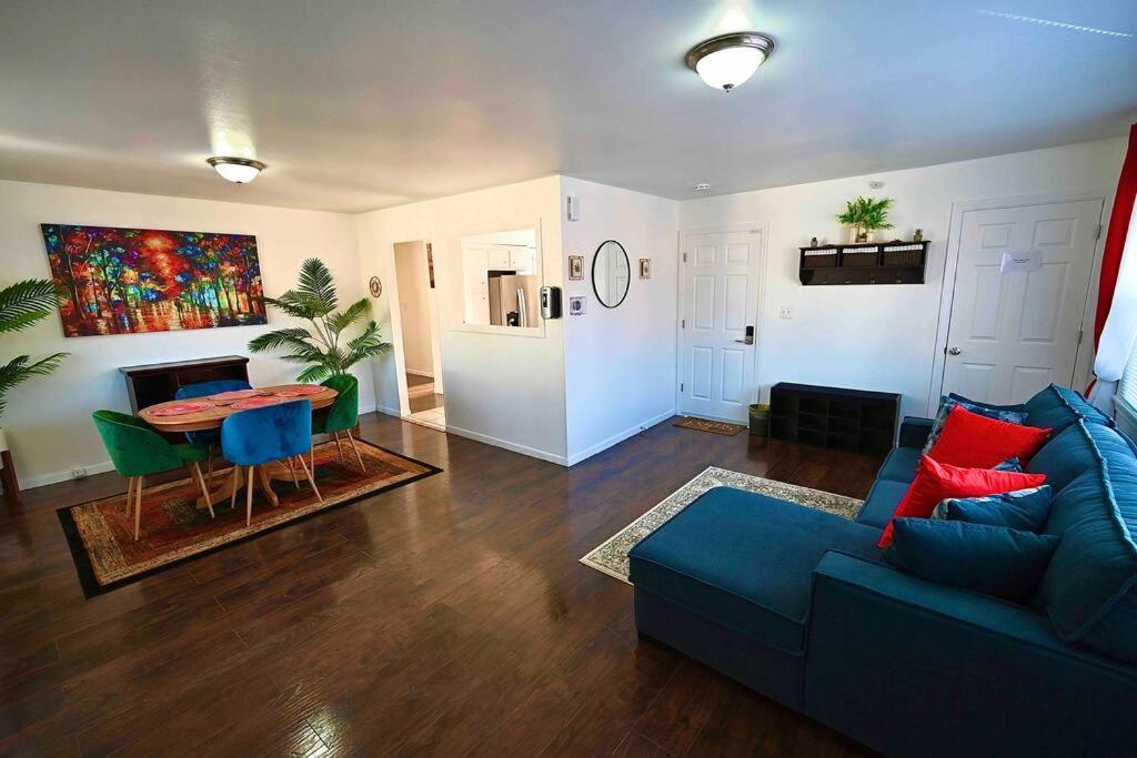 Bright & cozy 2nd Floor Apartment Close to NYC image