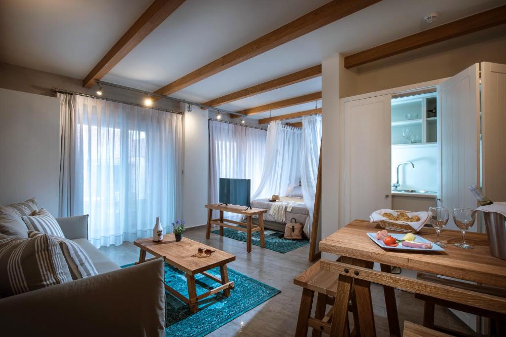 Сьюит (Классический люкс с кроватью размера «king-size»), Omiros Boutique Hotel (Adults Only)