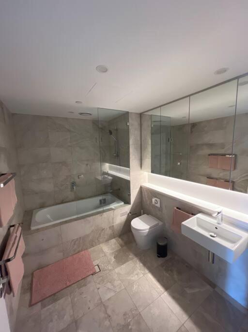 Luxury Penthouse - Sydney Skyline Views photo 2