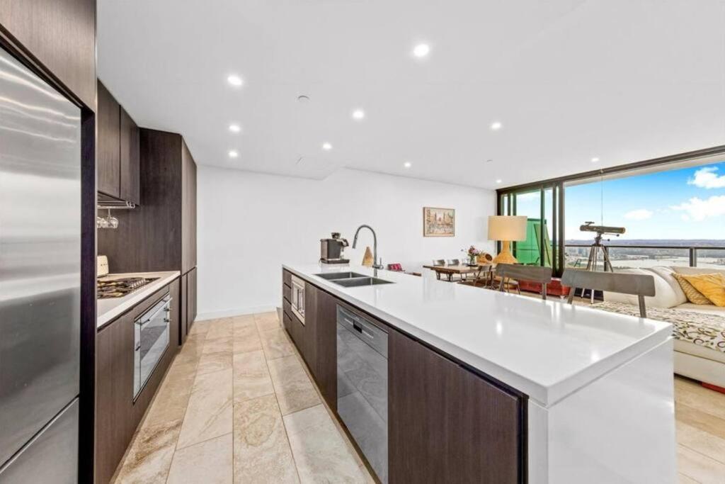 Luxury Penthouse - Sydney Skyline Views photo 3