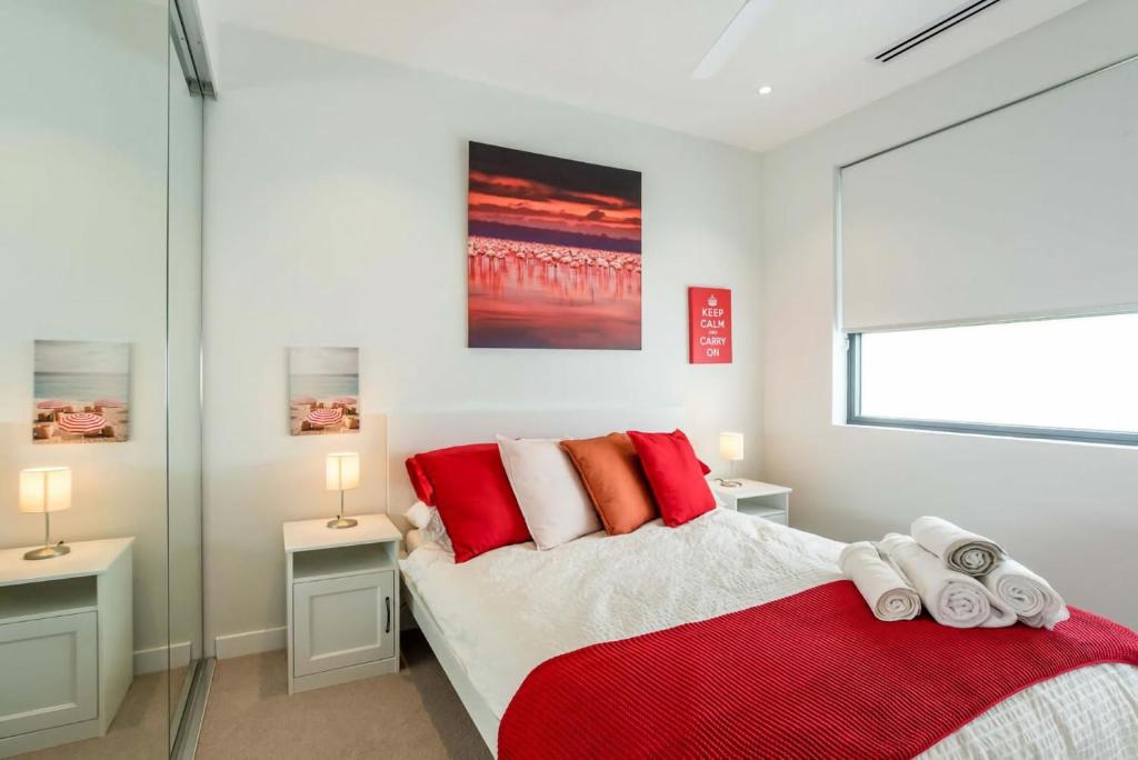 East Brisbane Stay - Balcony, Parking & City Access - Tap to explore photos