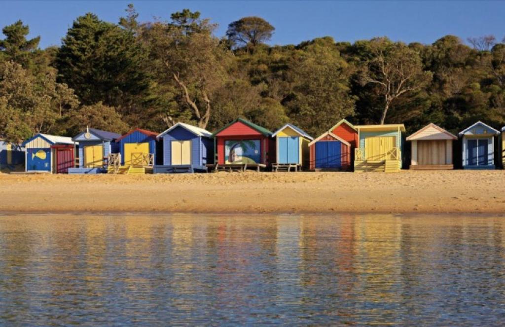 AMAZING location! 1 min stroll to Beach & Sea Views! photo 2